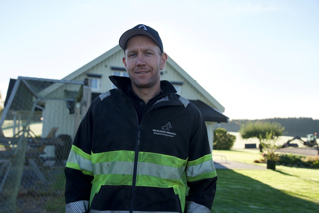 TESTER OFTE: Erik Wetlesen tar prøver av jorda langt oftere enn kravet. Det mener han gir resultater.