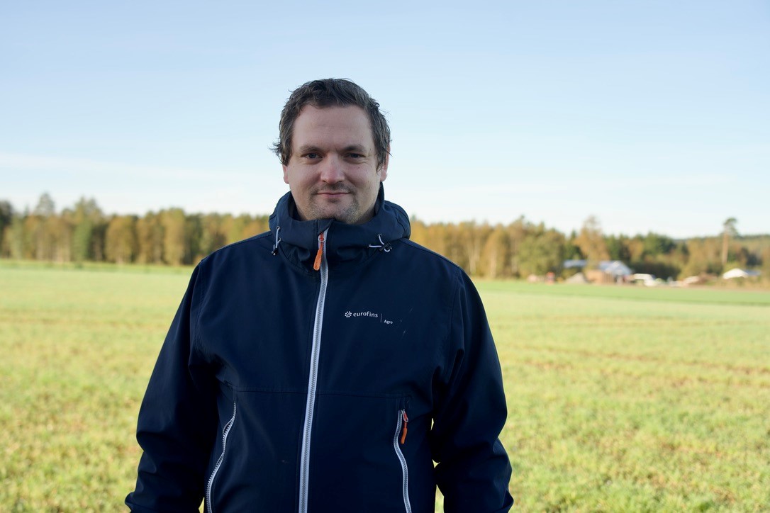 Martin forklarer prosessen fra prøvene tas til bonden får svar. En del av prosessen er nøye validering, for å sørge for riktige resultater.