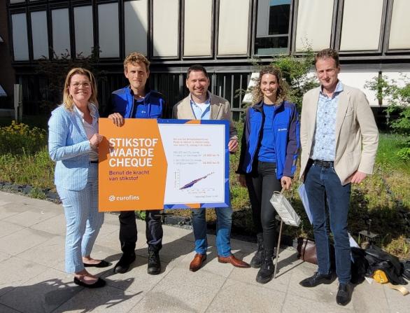 Minister Christianne van der Wal onderzoekt de bodem met Eurofins
